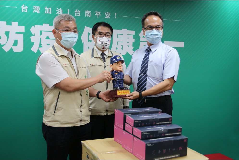 台南市警局由方仰寧局長回贈警察寶寶公仔，感謝牛頭牌捐贈防疫物資